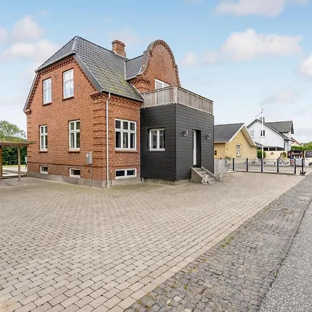 Six-bedroom In *