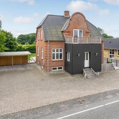 Дом отдыха Six-bedroom In *